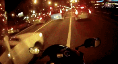 9,骑摩托车看美女,就是这后果!不知道回家后,这位哥们跪了多久键盘!