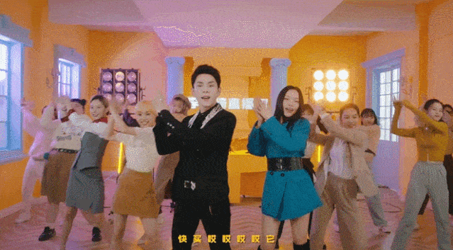 洗脑的旋律这首mv的场景设定也十分有趣在通向李佳琦直播间的列车上一