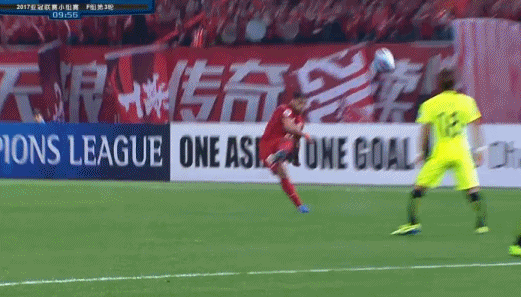 胡尔克主罚起脚传中,浦和队长阿部勇树倒倒地解围失误,皮球砸在石柯