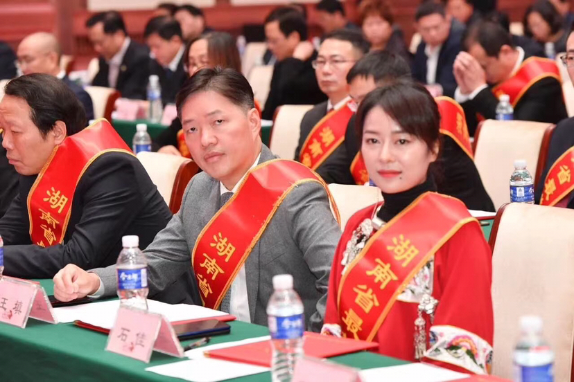 石佳荣获湖南省百名最美扶贫人物表彰听听她讲述最美扶贫故事