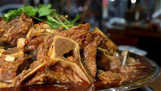 北京羊蝎子:一口勾魂,一口鲜香