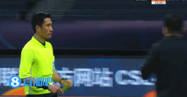 孙世林不满判罚在替补席喋喋不休,中场前被马宁出示