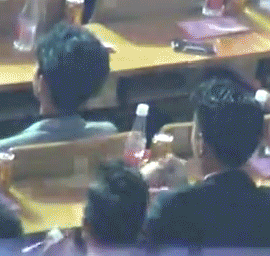 靳东玩心大发 揪前排吴磊耳朵