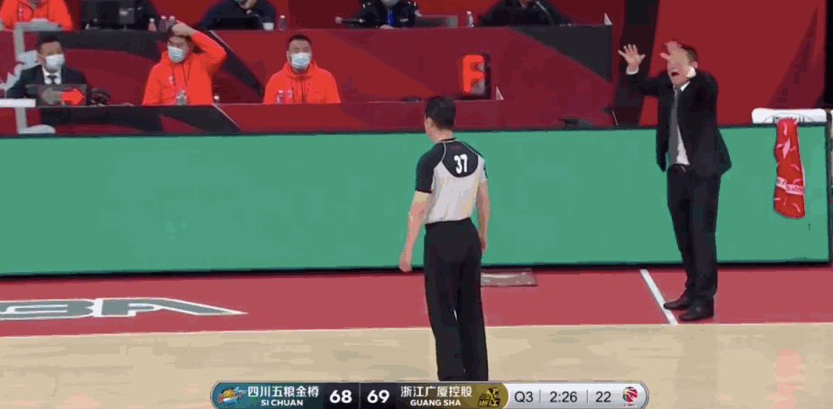 四川主帅狂喷裁判连吃两t被驱逐:不满胡金秋犯规