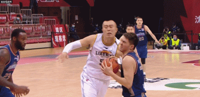 辽宁主帅杨鸣看到这一场景瞬间怒了,直接从替补席走向场边,怒斥李盛