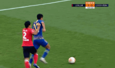 球员阿不都海米提在底线区域对抗倒地起身后踩踏上港外援奥斯卡的背部