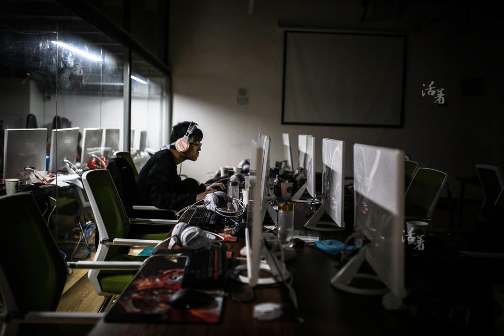 活着：同龄人穿校服上学 他们在游戏里竞技