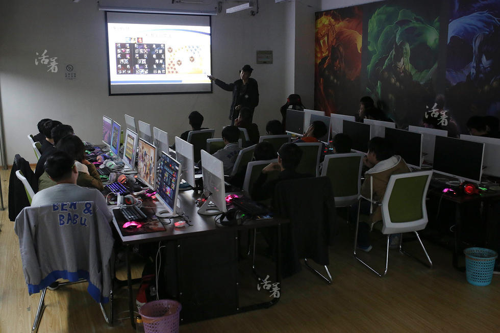 活着：同龄人穿校服上学 他们在游戏里竞技