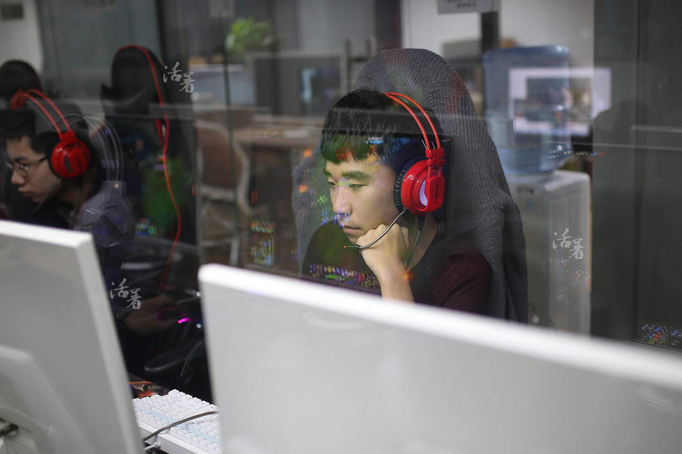 活着：同龄人穿校服上学 他们在游戏里竞技