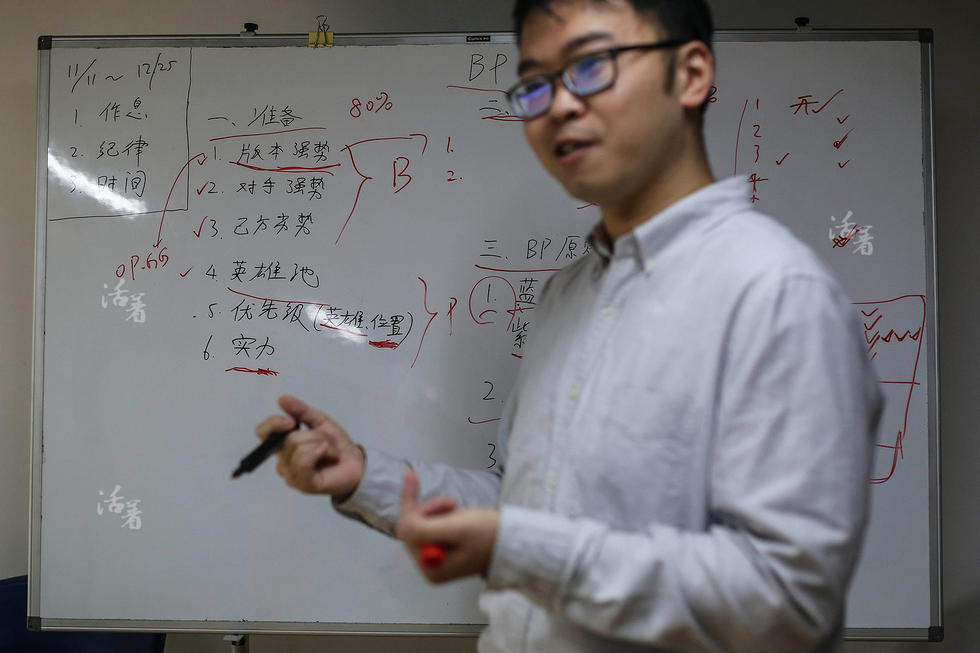 活着：同龄人穿校服上学 他们在游戏里竞技