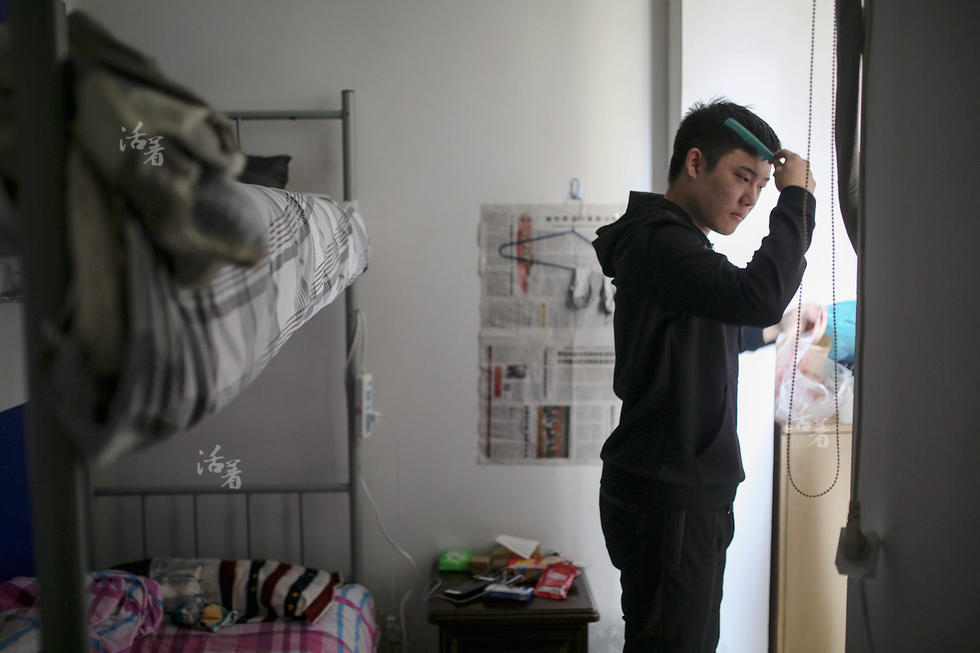 活着：同龄人穿校服上学 他们在游戏里竞技