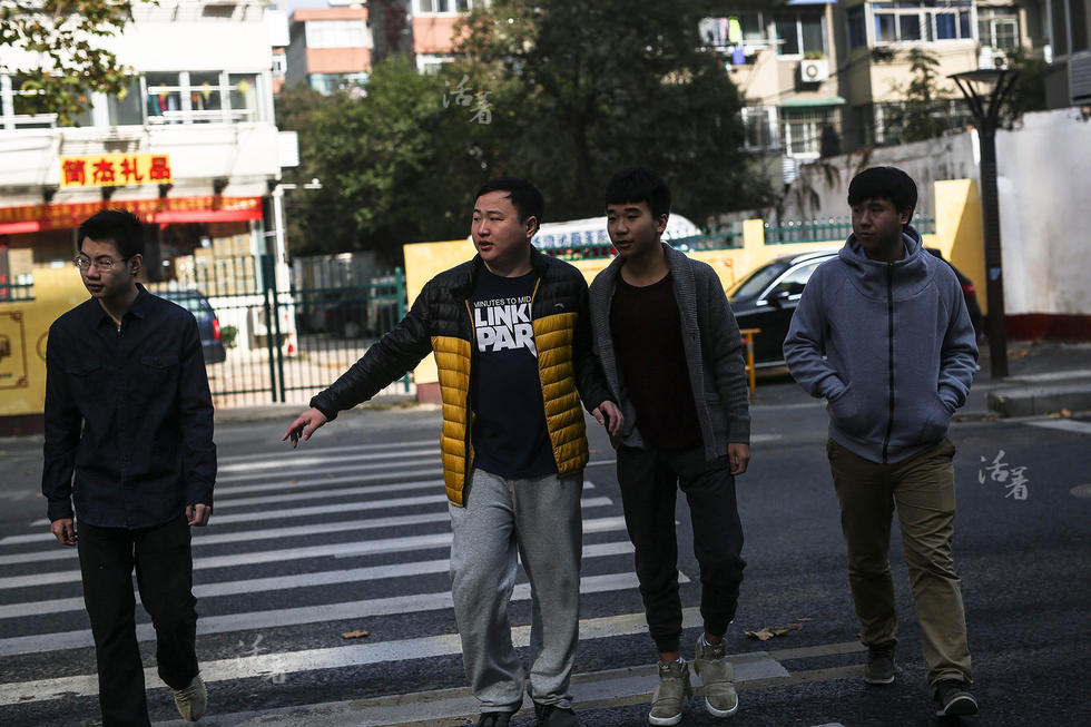 活着：同龄人穿校服上学 他们在游戏里竞技
