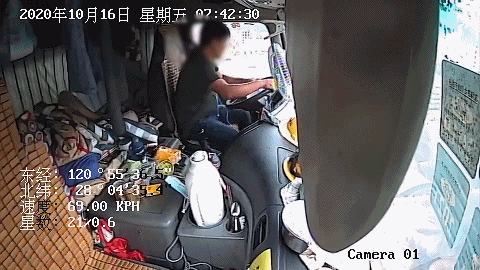 高速上一段斗气别车视频曝光网友我都没敢看下去