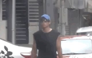 彭于晏穿短袖显发福,表情严肃满脸不悦,还当街对路人比中指