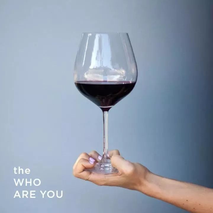 如何正确的拿酒杯!