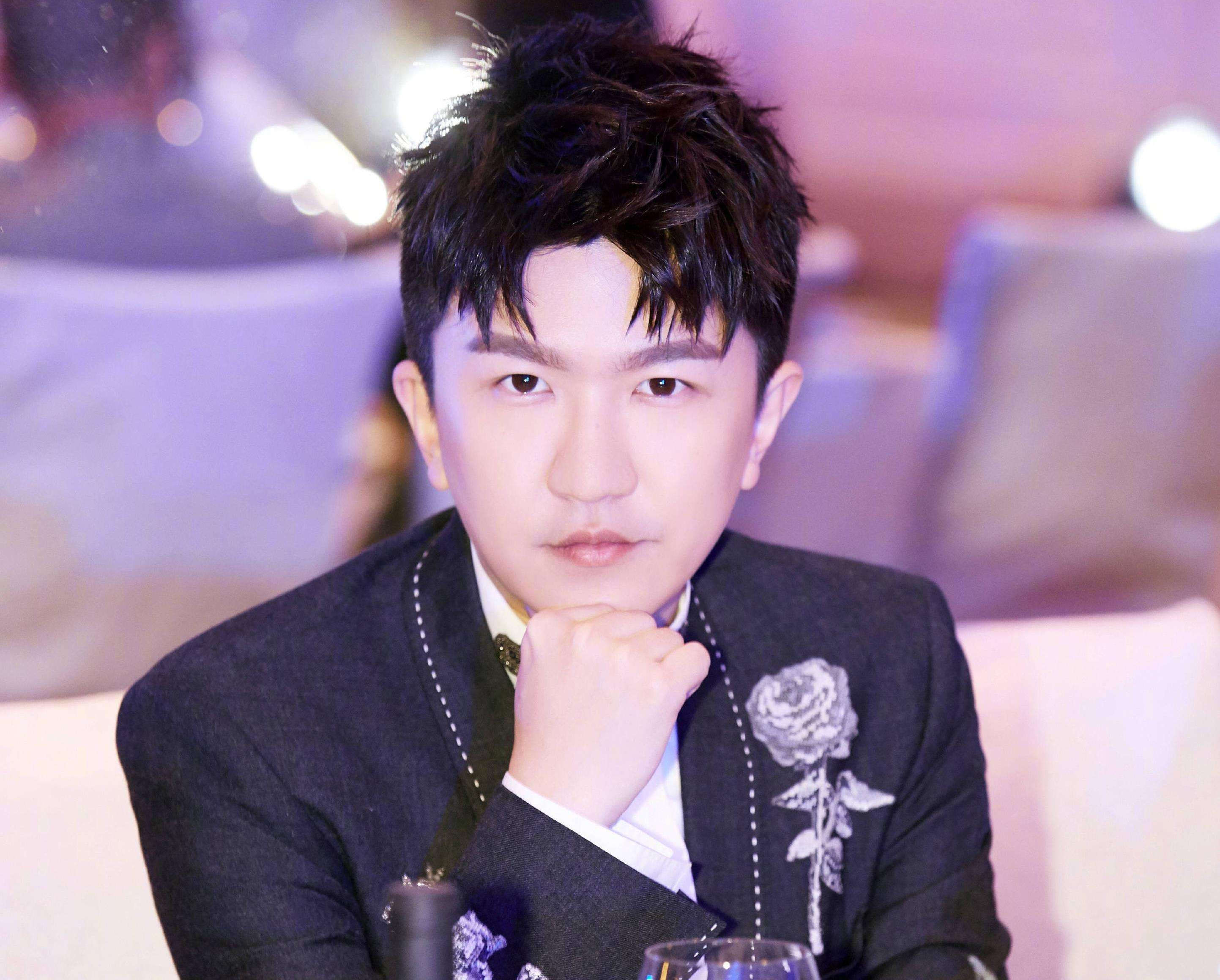 而且稳站c位,足见张大大的背景是非常强大的