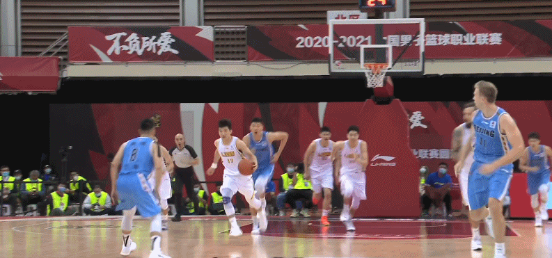 北京连续对孙铭徽违体犯规!被垫脚险些受伤又遭拉拽