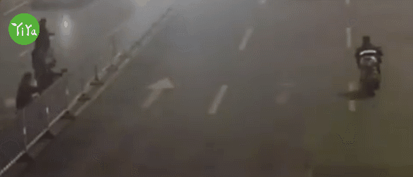 其中1人不小心被该车道内行驶的一辆摩托车撞倒在地,造成其重伤