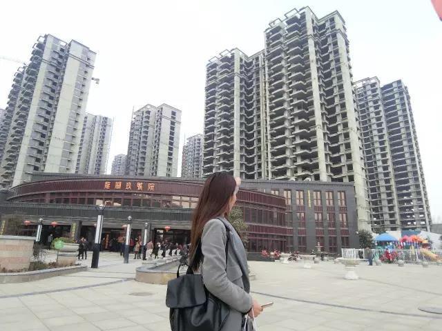 女孩郑州买房入坑 官员:三年住不进去住俺家_