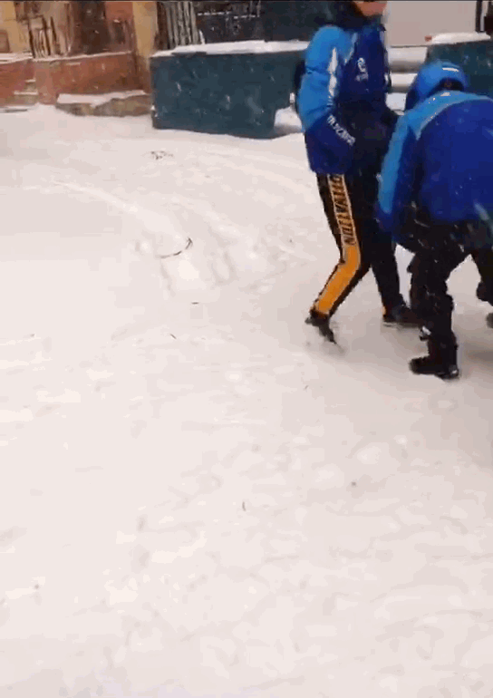 冰天雪地里,一群蓝骑士当街抬着3名女子进站点,真相惊险又暖心