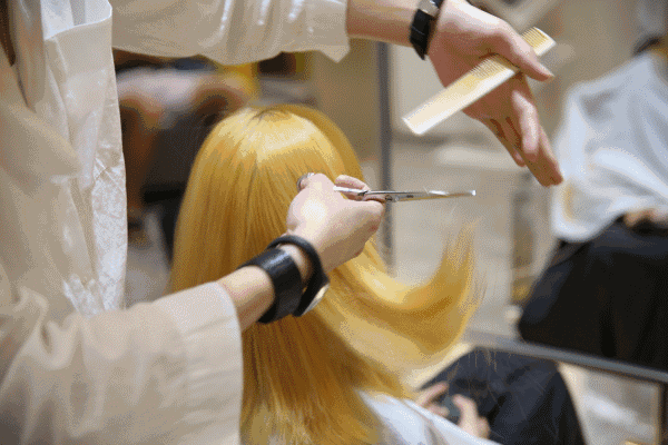 8元洗剪吹!罗平这家新升级轻奢风美发店,让素人秒