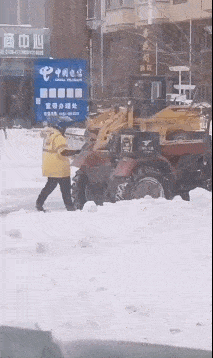 爆笑gif:你的外卖正在开拖拉机为你配送_腾讯新闻