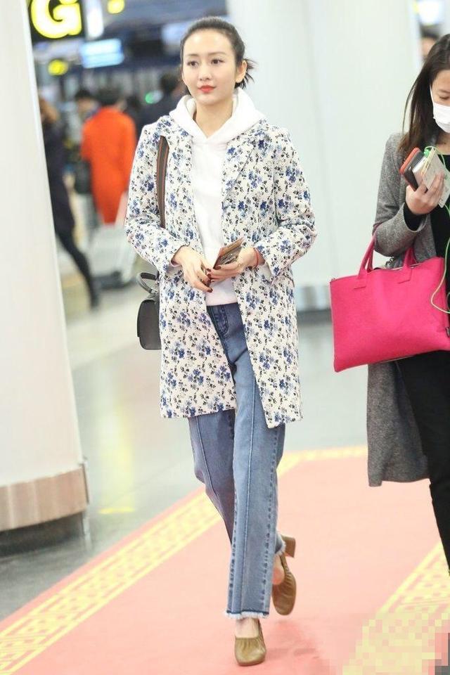 王鸥一身小碎花 脚踩奶奶鞋土爆了