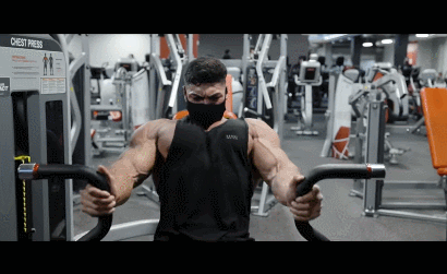 手的位置略低于肩膀 做满全程,底部拉伸,顶峰收缩 从宽握开始做 侧重