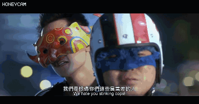 比如:他在《新警察故事》中所饰演的阿祖,因从小在母亲的溺爱,父亲的