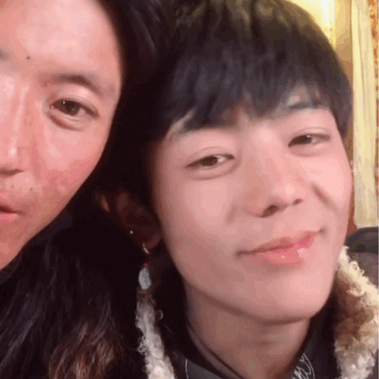 是——丁真,一个00后的藏族男孩,因为摄影师无意间上传的视频突然爆火