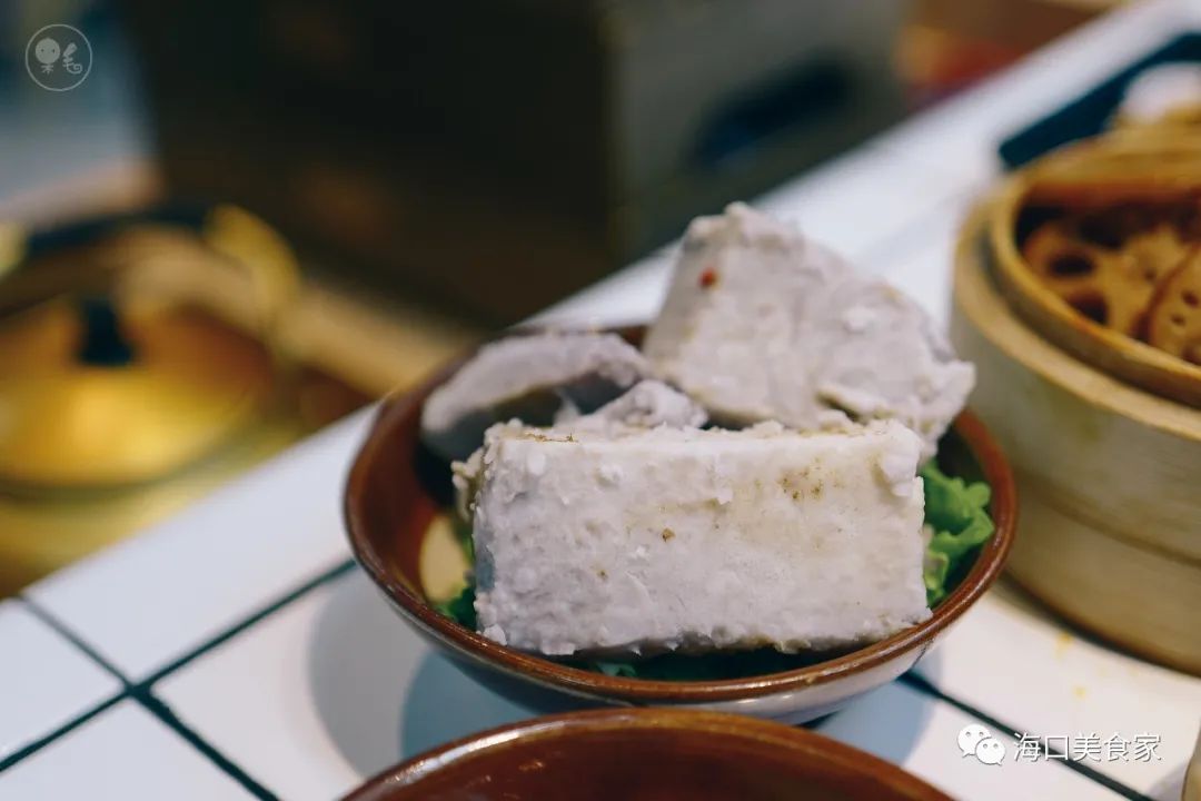 泡在牛奶里,涮熟后没什么牛肉味 身边就有朋友喜欢它 耙芋儿已经蒸熟