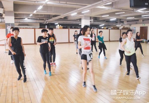 小圆脸的赵丽颖都有了腹肌,爱健身的女星们真