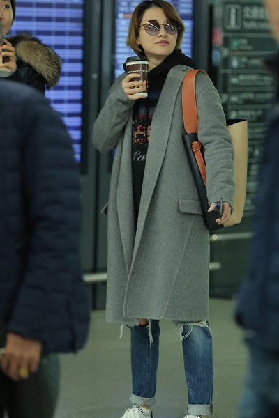 梅婷瘦好多 穿破洞牛仔裤变潮妈