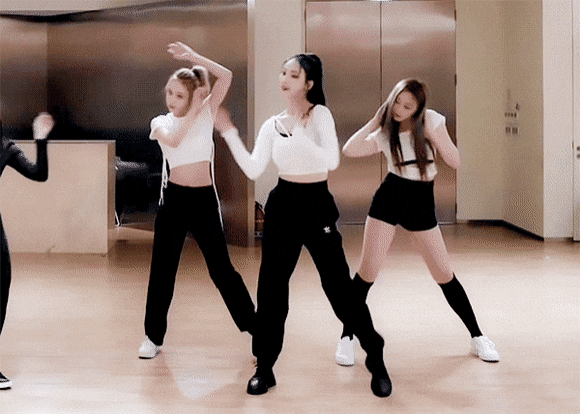 aespa出道曲练习室,柳智敏身材上热帖,主唱宁艺卓舞蹈