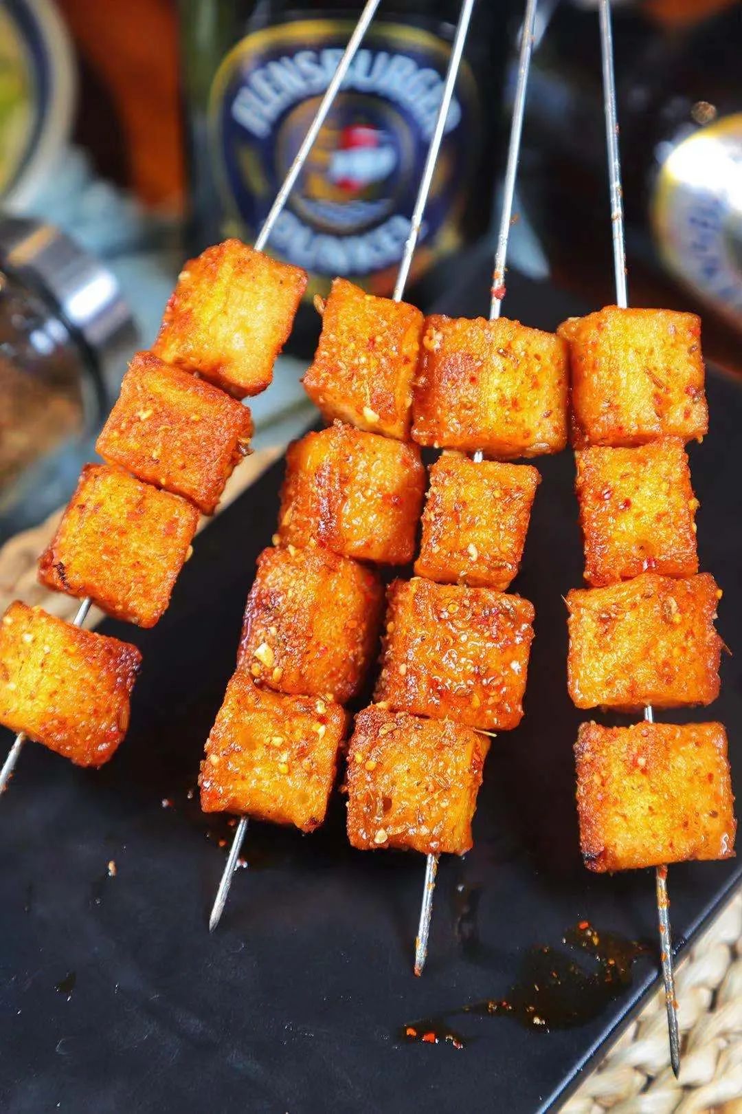 圆圆滚滚的鱼豆腐,烤过之后更加鲜甜~q弹软糯的口感,伴着孜然和辣椒面