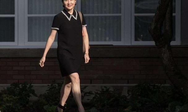 孟晚舟未能获释,打扮精致难掩发际线后移,素颜照看了太让人心疼