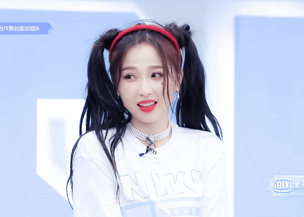 跨次元新星中,虞书欣非日常狂欢舞台燃炸,关于欣欣子?