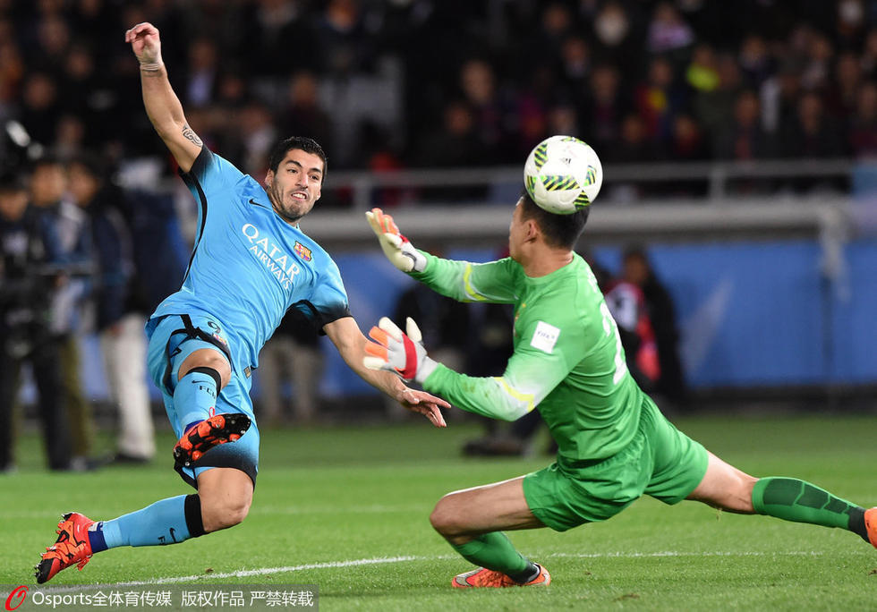 年度体育图片精选: 梅西C罗紧盯美腿