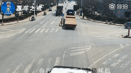 遵守交规,切忌盲目弯道超车,大货车在转弯过程中不仅存在视野盲区以及