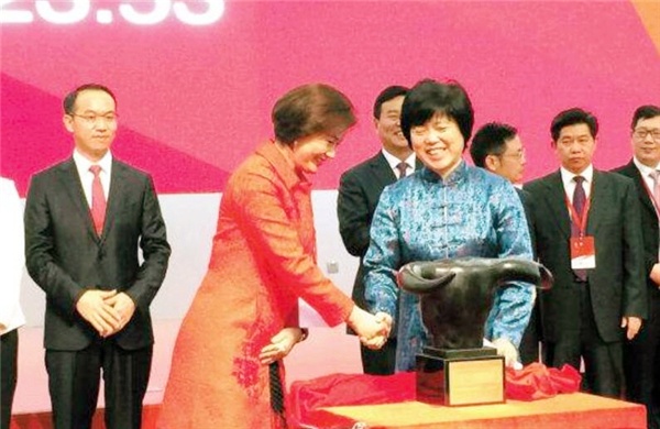 女子先嫁老板,再嫁司机,靠"一块玻璃"赚427亿,成湖南女首富