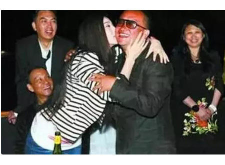 明星醉酒丑态百出,灌酒、强吻见惯不惊