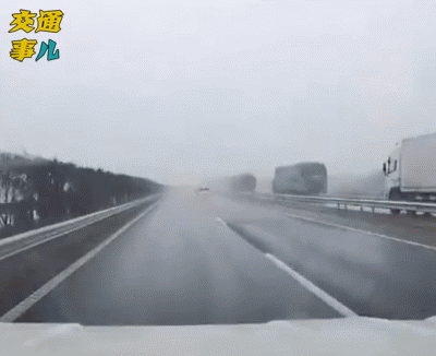 雨天行车牢记降速,控距,亮尾雪天这些行车小技巧一定要掌握!
