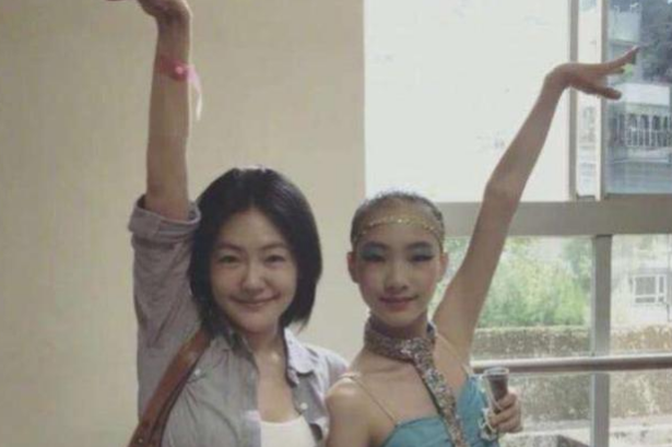 小s女儿的"厌世脸"够美了,再看大s的女儿,颜值完败