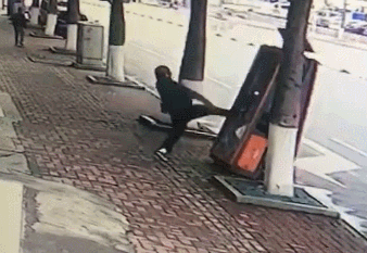 肆意破坏公共设施,引人愤怒在怡华路连续踹倒多个垃圾箱网友曝光一名