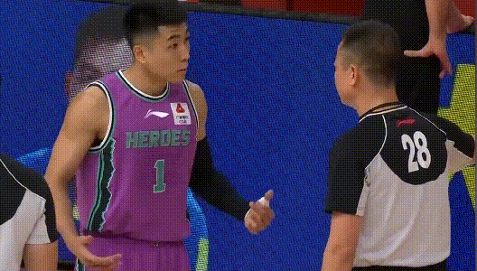 高诗岩被判违体巩晓彬却微微一笑球迷张大宇防守动作没犯规吗