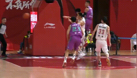 高诗岩被判违体巩晓彬却微微一笑球迷张大宇防守动作没犯规吗