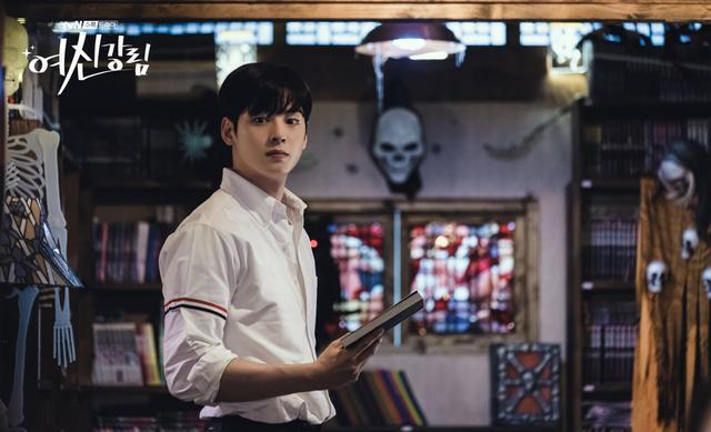 讲述的是围棋少年时光,意外发现了隐藏在古棋盘中的千年棋魂褚赢