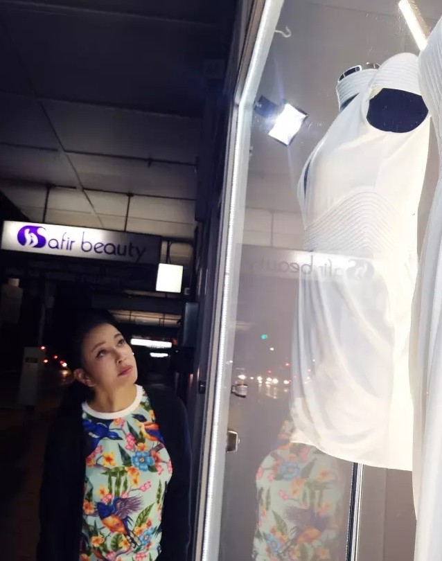 刘晓庆的侧脸简直有毒,假睫毛都快戳穿手机屏