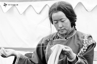 刘晓庆的侧脸简直有毒,假睫毛都快戳穿手机屏