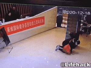 这位老铁▼估计他们经常遇到会员们这种情况那位小姐姐貌似非常淡定